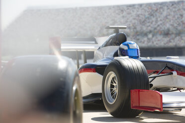 Formel-1-Rennwagen und Fahrer in der Boxengasse - CAIF06539