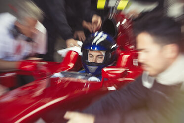 Die Boxencrew bereitet den Formel-1-Rennwagen vor, um den Fahrer in der Werkstatt zu reparieren - CAIF06543