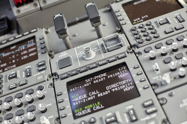 Cockpitinstrumente und Bedienfeld eines Flugzeugs - CAIF06567