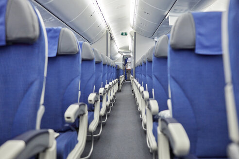 Leere blaue Sitze in einer Reihe im Flugzeug - CAIF06570