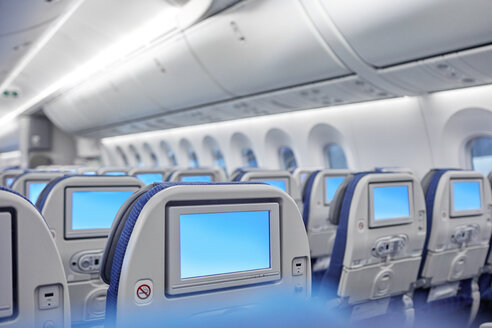 Unterhaltungsbildschirme auf den Sitzen im Flugzeug - CAIF06590