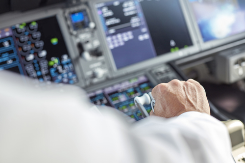 Pilot fliegt Flugzeug im Cockpit, lizenzfreies Stockfoto