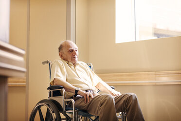 Älterer Mann im Rollstuhl im Krankenhaus - CAVF01113
