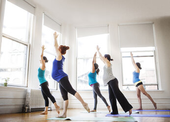 Schwangere Frauen üben Gleichgewichtsübungen im Fitnessstudio - CAVF01123