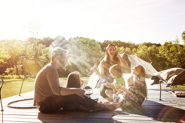 Glückliche Familie auf der Veranda - CAVF01205