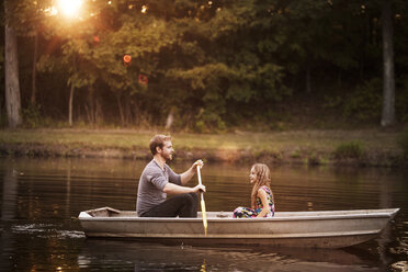 Vater mit Tochter rudert Boot im See - CAVF01214