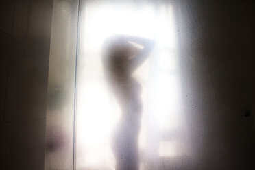 Frau beim Duschen durch beschlagenes Glas gesehen - CAVF01274
