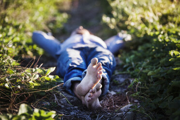 Mann liegt auf einem Feld auf einem Bauernhof - CAVF01294