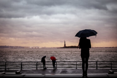 Silhouette Frau stehend gegen Meer - CAVF01335