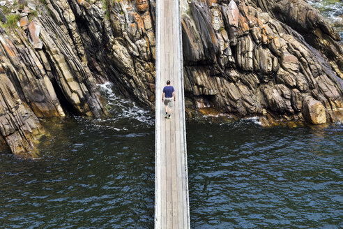 Afrika, Südafrika, Westkap, Paarl, Garden Route National Park, Tsitsikamma National Park, Mann geht auf Holzbrücke - FPF00151