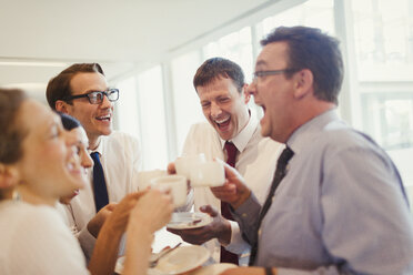 Geschäftsleute, die im Büro lachen und Kaffee trinken - CAIF06605