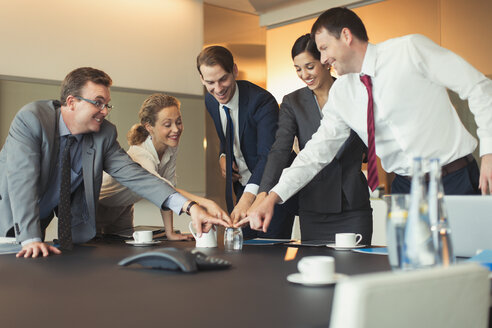 Geschäftsleute spielen Teambuilding-Übung mit Glas im Konferenzraum - CAIF06632