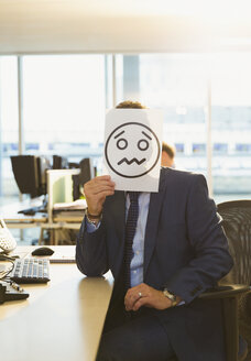 Porträt eines Geschäftsmannes, der im Büro einen Ausdruck über sein Gesicht hält und die Stirn runzelt - CAIF06636