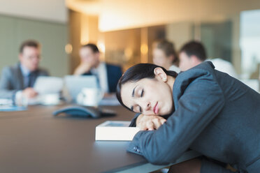 Geschäftsfrau schlafend im Konferenzraum Sitzung - CAIF06649