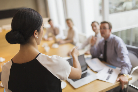 Geschäftsfrau leitet Sitzung im Konferenzraum, lizenzfreies Stockfoto