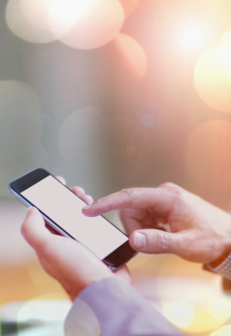 Nahaufnahme eines Geschäftsmannes beim Wählen eines Mobiltelefons, lizenzfreies Stockfoto