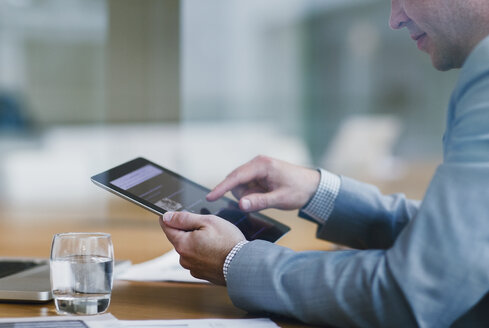 Geschäftsmann benutzt digitales Tablet im Büro - CAIF06753