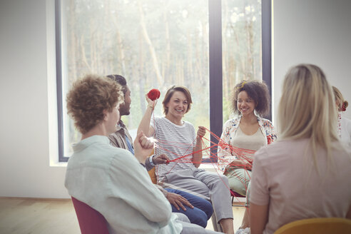 Gruppentherapiesitzung mit Teambildungsübungen mit Garn - CAIF06856