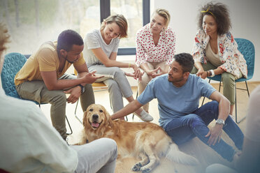 Menschen streicheln Hund in Gruppentherapie-Sitzung - CAIF06858