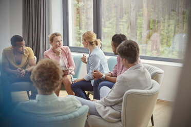 Frauen im Gespräch in einer Gruppentherapiesitzung - CAIF06860