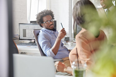 Businessman and businesswoman talking in office - CAIF06904