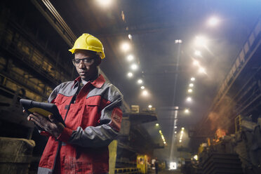 Stahlarbeiter mit digitalem Tablet im Stahlwerk - CAIF06933