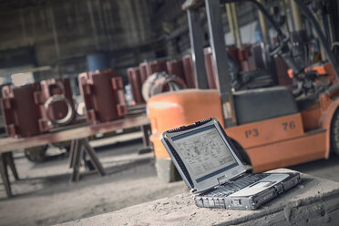 Digitale Baupläne auf dem Laptop im Stahlwerk - CAIF06957