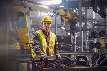 Porträt eines ernsten, selbstbewussten Stahlarbeiters in einem Stahlwerk - CAIF06971