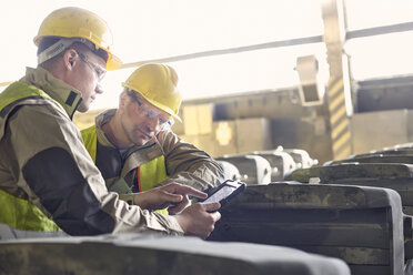 Stahlarbeiter verwenden digitales Tablet im Stahlwerk - CAIF06981