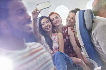 Junge Frauen Freunde mit Kamera-Handy nehmen Selfie im Flugzeug - CAIF06998