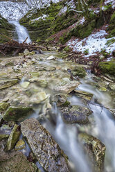 Italien, Umbrien, Apennin, Fluss Rio Freddo im Regionalpark Monte Cucco im Winter - LOMF00697