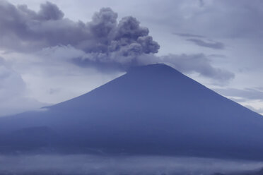 Indonesien, Bali, Vulkan Agung am Morgen - KNTF01087