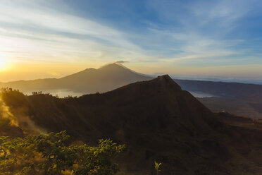 Indonesien, Bali, Sonnenaufgangslandschaft auf dem Gipfel des Vulkans Batur - KNTF01091