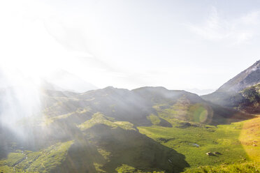 Frankreich, Rhône-Alpes, Westalpen, Savoie, Haute-Savoie, Landschaft gegen die Sonne - MMAF00293