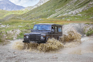 Italien, Piemont, Landrover fährt durch Wasserloch - MMAF00302