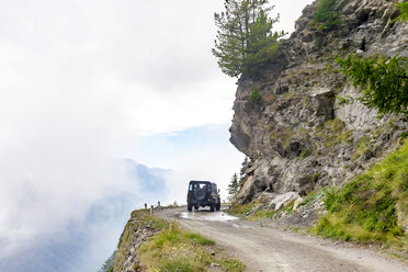 Italien, Piemont, Westalpen, Landrover auf dem Colle dell'Assietta - MMAF00306