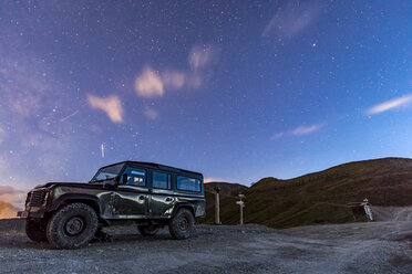 Italien, Piemont, Colle Basset, Colle dell'Assietta, Landrover und Sternenhimmel bei Nacht - MMAF00315