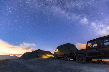 Italy, Piemont, Colle Basset, Colle dell'Assietta, Volkswagen Transporter and Landrover and starry sky at night - MMAF00316