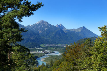 Deutschland, Bayern, Schwaben, Ostallgäu, Blick vom Kalvarienberg bei Füssen, Lech und Lechtaler Alpen - LBF01840