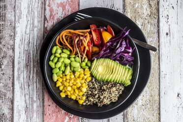 Quinoa-Veggie-Bowl mit Avocado, Edamame, Tomaten, Mais, Rotkohl und Karotten - SARF03591
