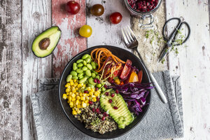 Quinoa-Veggie-Bowl mit Avocado, Edamame, Tomaten, Mais, Karotten, Rotkohl und Granatapfelkernen - SARF03592