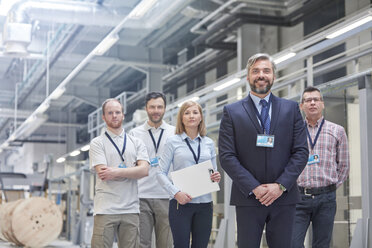 Porträt eines selbstbewussten Geschäftsinhabers und von Vorgesetzten in einer Glasfaserfabrik - CAIF07205