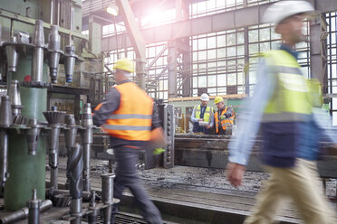 Arbeiter gehen und treffen sich in der Fabrik - CAIF07243