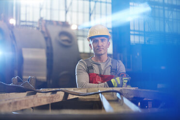 Porträt harter männlicher Arbeiter in der Fabrik - CAIF07247