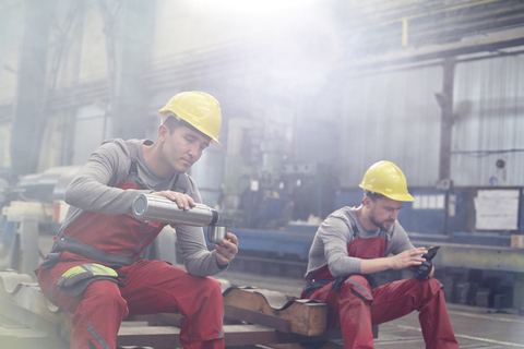 Fabrikarbeiter in der Kaffeepause, lizenzfreies Stockfoto