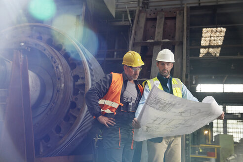 Ingenieure prüfen Entwürfe in einer Stahlfabrik - CAIF07249