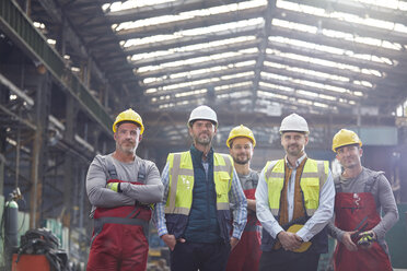 Porträt selbstbewusster Ingenieure und Arbeiter in einer Fabrik - CAIF07274