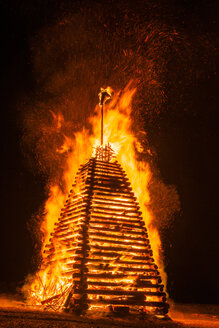 Deutschland, Bayern, Reichenbach, Lagerfeuer, Holzturm - WGF01169