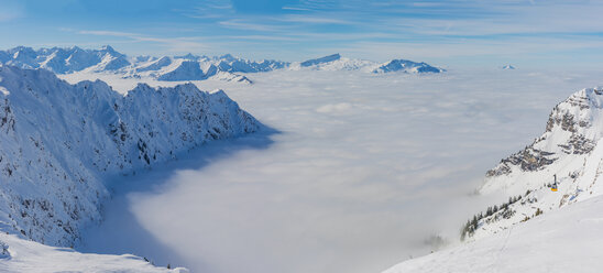 Deutschland, Bayern, Allgäu, Allgäuer Alpen, Panoramablick vom Höfatsblick am Nebelhorn ins wolkenverhangene Faltenbachtal - WGF01170