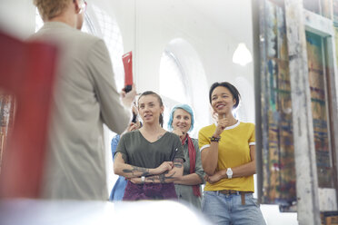 Schüler hören ihrem Lehrer im Atelier des Kunstkurses zu - CAIF07295